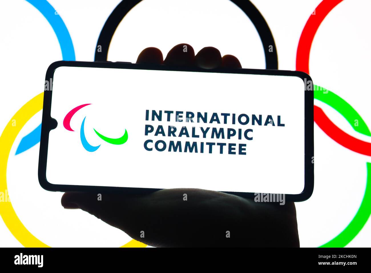 Il logo del Comitato Internazionale Paralimpico viene visualizzato su uno schermo di un telefono cellulare fotografato con il simbolo degli anelli olimpici di sfondo per foto di illustrazione. Cracovia, Polonia il 23 luglio 2021. (Foto di Beata Zawrzel/NurPhoto) Foto Stock