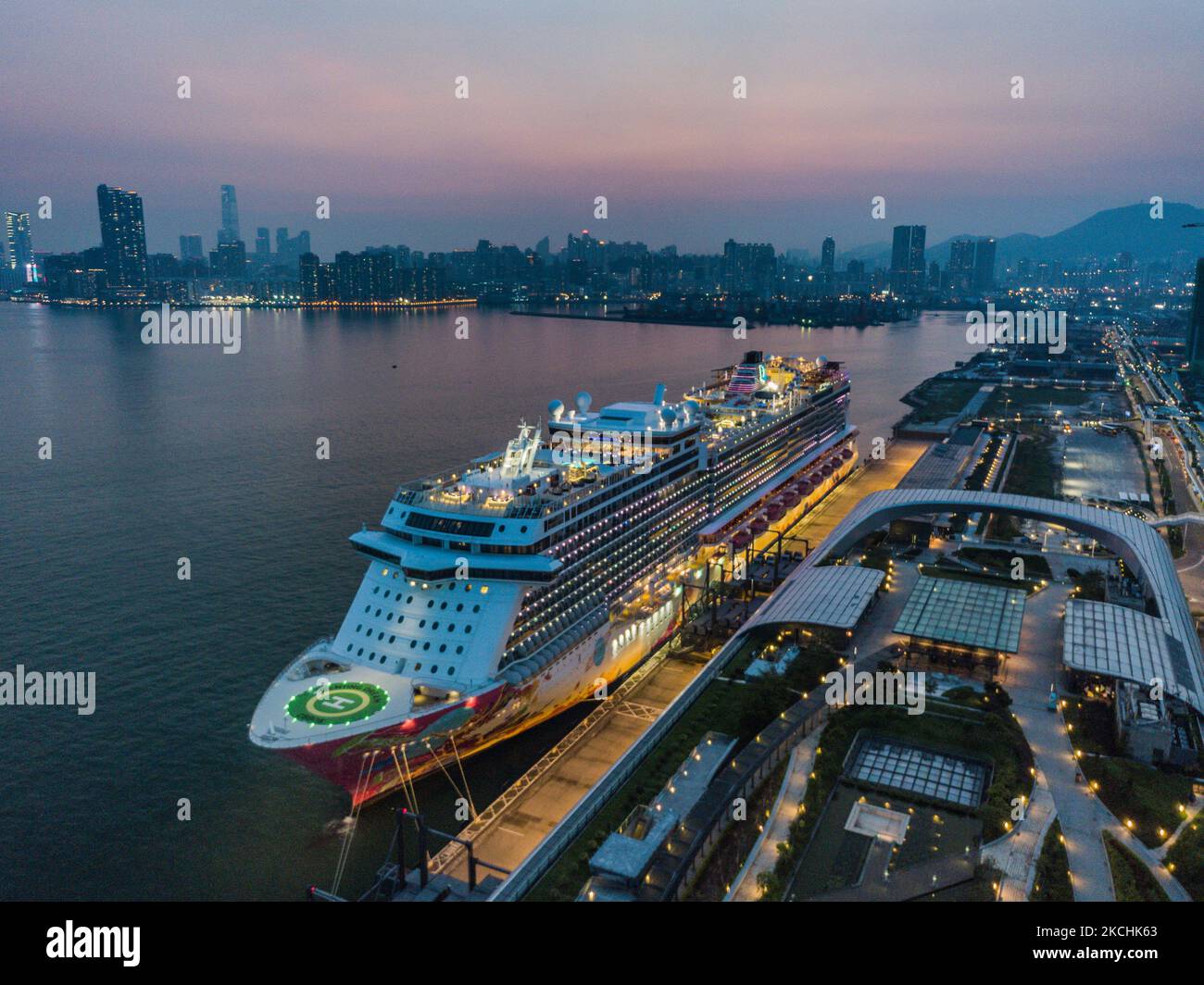 La nave da crociera Genting Dream e' ormeggiata al terminal delle navi da crociera Kai Tak in questo panorama da drone a Hong Kong, Cina, 23 Luglio 2021. Hong Kong sta per consentire ''crociere in nessun luogo'' completamente vaccinate a partire da agosto. (Foto di Marc Fernandes/NurPhoto) Foto Stock