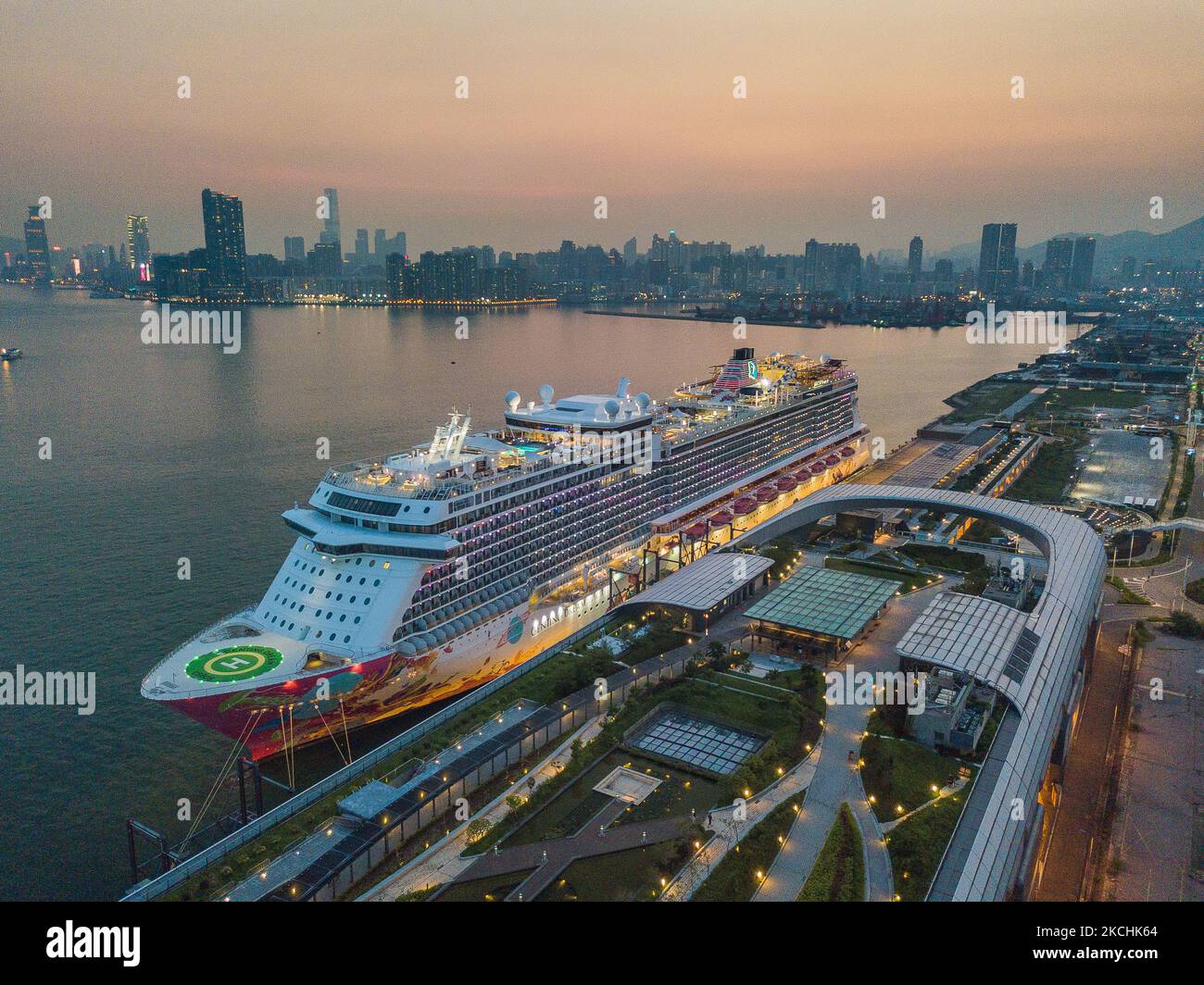 La nave da crociera Genting Dream e' ormeggiata al terminal delle navi da crociera Kai Tak in questo panorama da drone a Hong Kong, Cina, 23 Luglio 2021. Hong Kong sta per consentire ''crociere in nessun luogo'' completamente vaccinate a partire da agosto. (Foto di Marc Fernandes/NurPhoto) Foto Stock