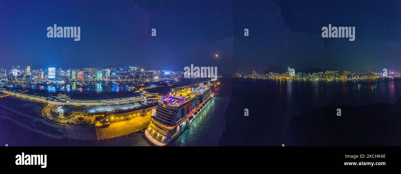 La nave da crociera Genting Dream e' ormeggiata al terminal delle navi da crociera Kai Tak in questo panorama da drone a Hong Kong, Cina, 23 Luglio 2021. Hong Kong sta per consentire ''crociere in nessun luogo'' completamente vaccinate a partire da agosto. (Foto di Marc Fernandes/NurPhoto) Foto Stock
