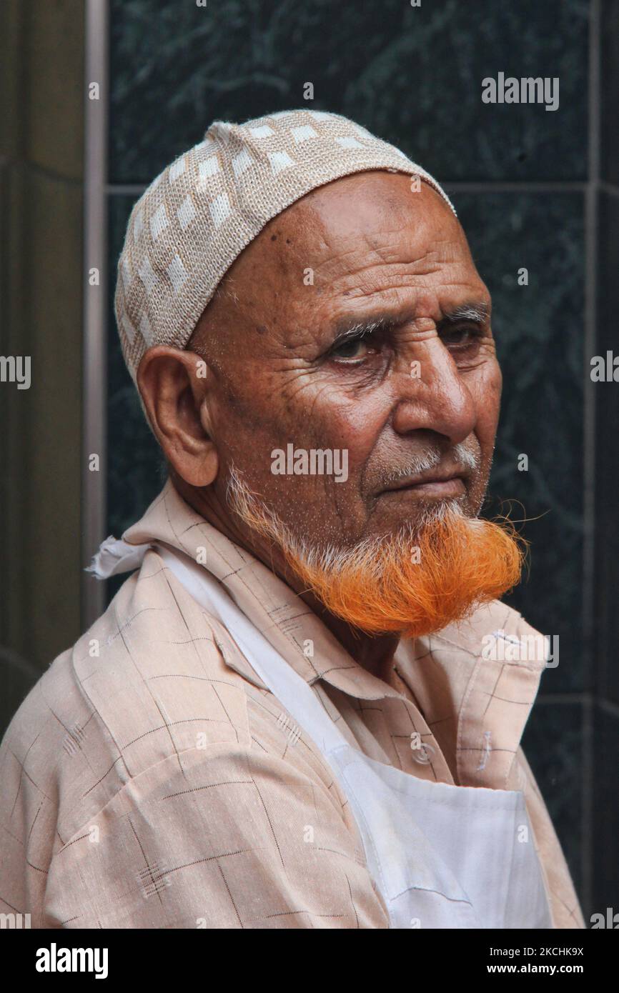 Uomo musulmano anziano di Lahore, Pakistan, con una barba di colore arancione che indossa un cappuccio kufi a Toronto, Ontario, Canada. (Foto di Creative Touch Imaging Ltd./NurPhoto) Foto Stock