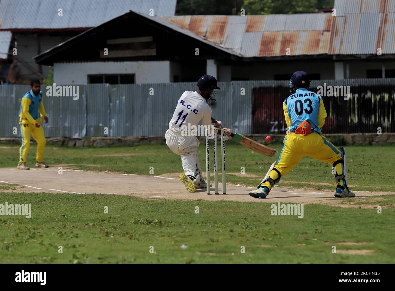 Kashmiri Boys il 25 luglio 2021 gioca a una partita di cricket con una palla rosa in un campo a Nadihal Baramulla, Jammu e Kashmir, India. (Foto di Nasir Kachroo/NurPhoto) Foto Stock