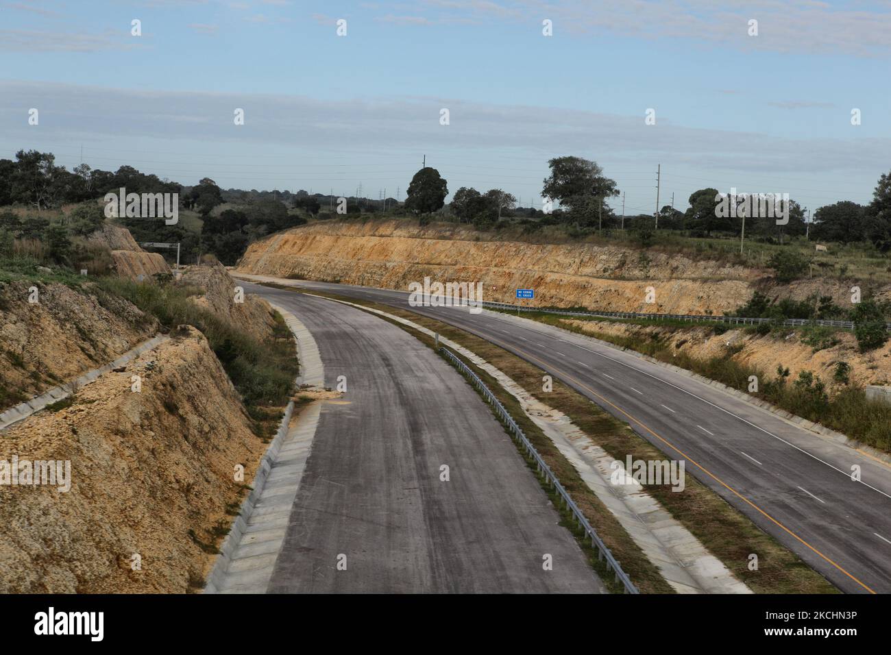 Autostrada scolpita attraverso una vecchia barriera corallina (il corallo può essere visto su entrambi i lati della strada) a la Romana, Repubblica Dominicana, il 19 dicembre 2012. (Foto di Creative Touch Imaging Ltd./NurPhoto) Foto Stock