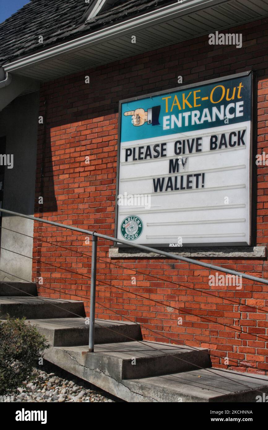 Firma sul lato di un edificio in cui si adduce un ladro per restituire un portafoglio rubato nel centro di Windsor, Ontario, Canada. A causa della disoccupazione di massa e della povertà provocata dalla scomparsa del settore automobilistico, gran parte della città di Windsor è diventata in fase di esaurimento, rispecchiando la vicina città americana di Detroit oltre il confine. (Foto di Creative Touch Imaging Ltd./NurPhoto) Foto Stock