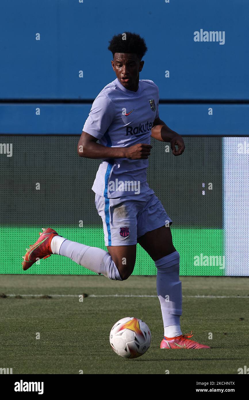 Alejandro Balde di Barcellona corre con la palla durante la partita amichevole pre-stagione tra FC Barcelona e Girona FC a Estadi Johan Cruyff il 24 luglio 2021 a Barcellona, Spagna. (Foto di Jose Breton/Pics Action/NurPhoto) Foto Stock