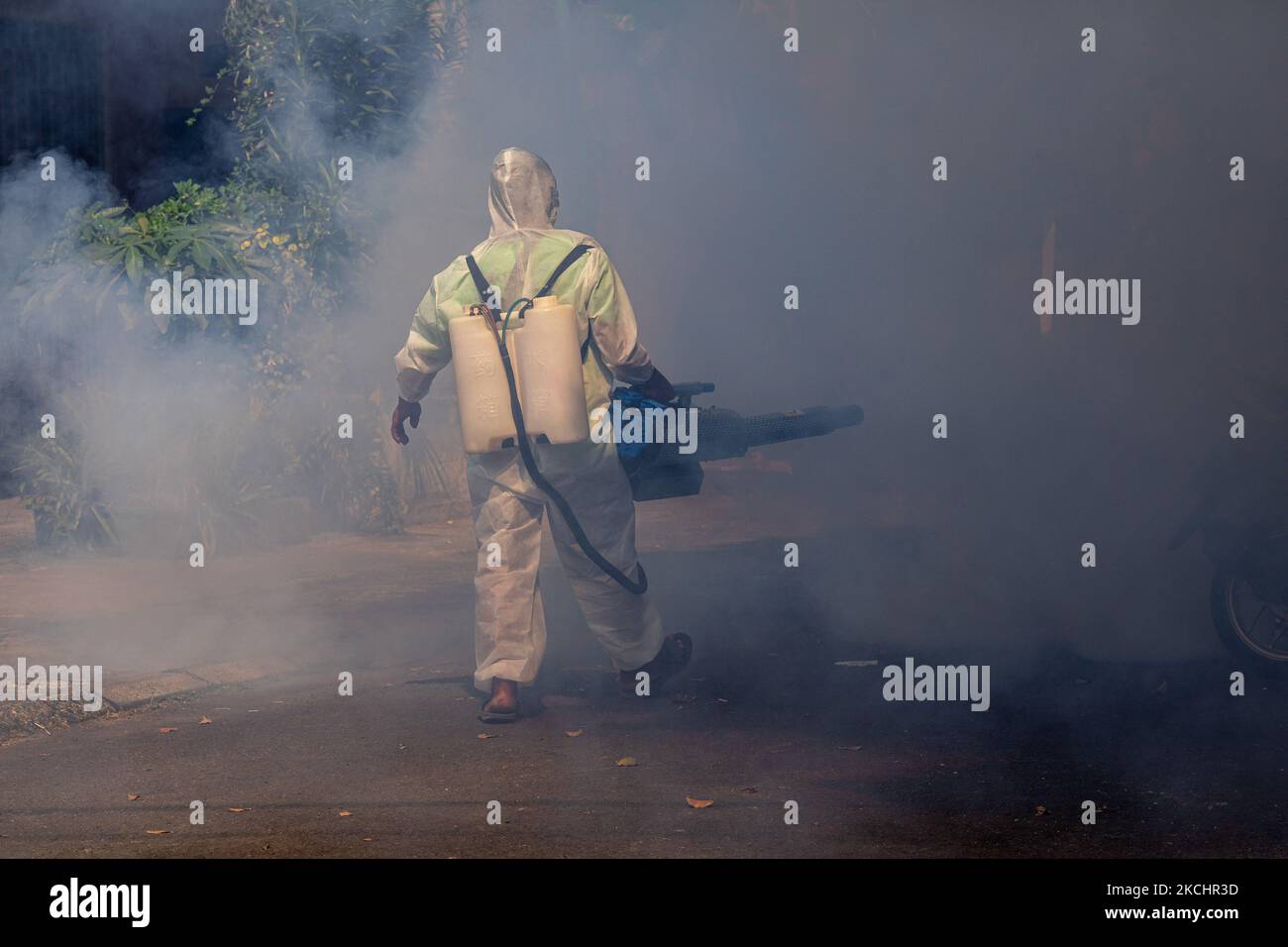 Gli ufficiali conducono l'appannamento per eliminare le zanzare della febbre dengue al fine di prevenire i casi di febbre dengue nel Tangerang meridionale, Banten, Indonesia il 26 luglio 2021. Oltre ad essere in uno stato grave di essere attaccato dalla pandemia COVID-19, l'Indonesia è anche sotto la minaccia di un focolaio di febbre da dengue che si verifica sempre ogni volta dall'estate alla stagione delle piogge. (Foto di Donal Husni/NurPhoto) Foto Stock