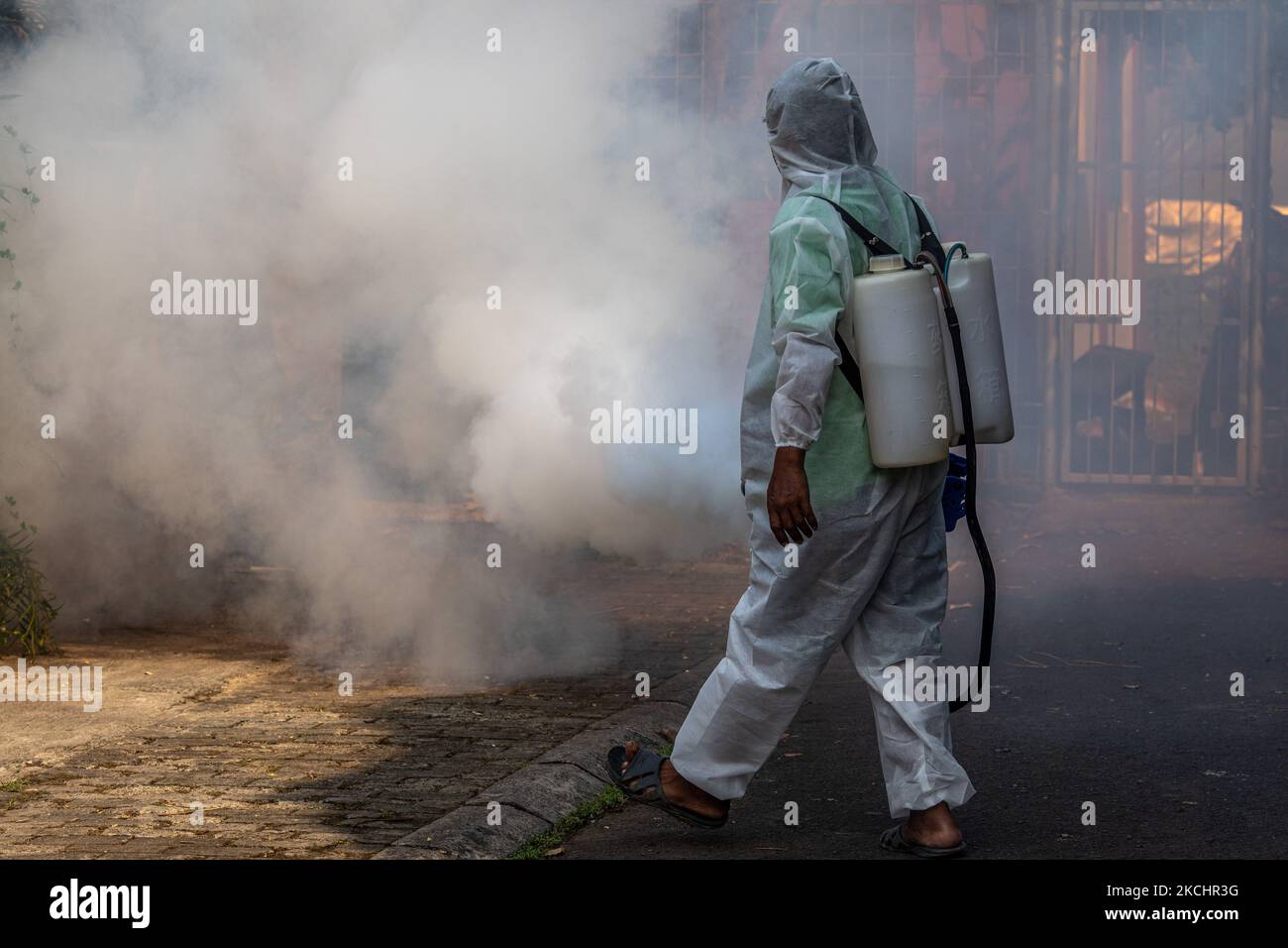 Gli ufficiali conducono l'appannamento per eliminare le zanzare della febbre dengue al fine di prevenire i casi di febbre dengue nel Tangerang meridionale, Banten, Indonesia il 26 luglio 2021. Oltre ad essere in uno stato grave di essere attaccato dalla pandemia COVID-19, l'Indonesia è anche sotto la minaccia di un focolaio di febbre da dengue che si verifica sempre ogni volta dall'estate alla stagione delle piogge. (Foto di Donal Husni/NurPhoto) Foto Stock