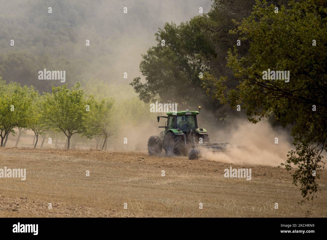Vigili del fuoco e volontari stanno lavorando per fermare il fuoco selvaggio nelle contee di Anoia e Conca de Barberà, vicino a Barcellona il 25 e 26 luglio 2021, in Catalogna, Spagna. (Foto di Albert Llop/NurPhoto) Foto Stock