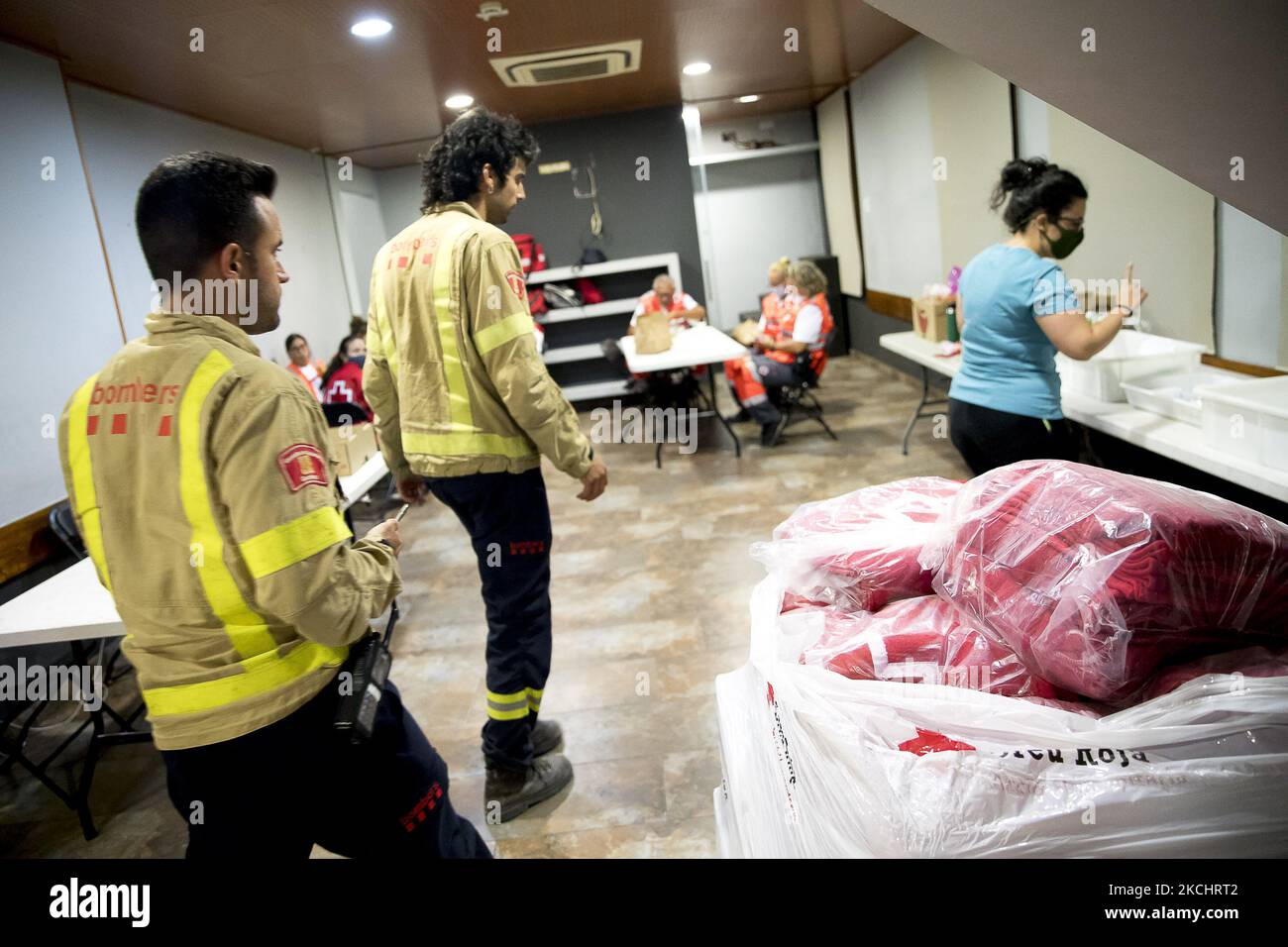 Vigili del fuoco e volontari stanno lavorando per fermare il fuoco selvaggio nelle contee di Anoia e Conca de Barberà, vicino a Barcellona il 25 e 26 luglio 2021, in Catalogna, Spagna. (Foto di Albert Llop/NurPhoto) Foto Stock