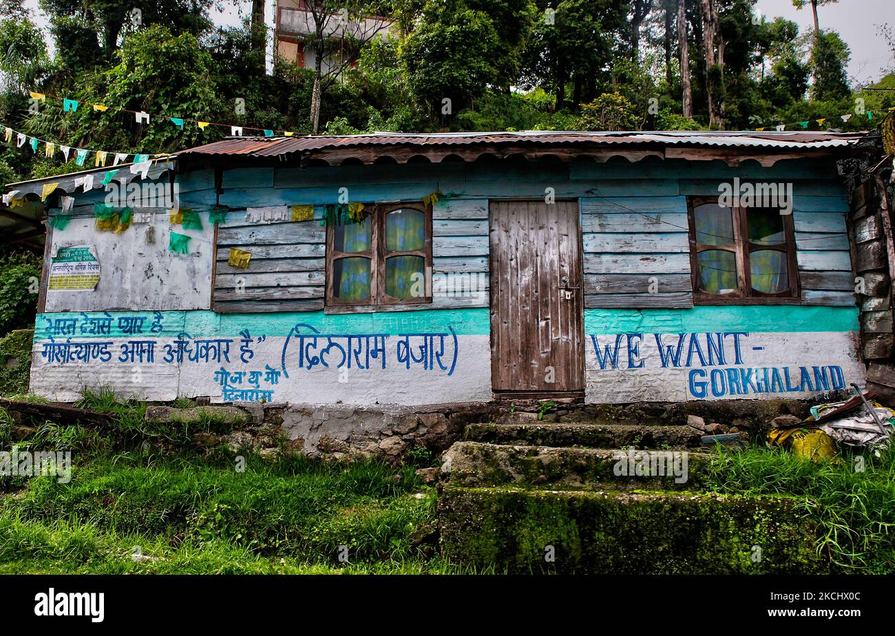 Grande murale di Gorkhaland che chiede uno stato separato su una casa nepalese come migliaia di nepali riempirono le strade dopo un hartal (sciopero generale) è stato chiamato che chiudere l'intera città di Darjeeling così come le città circostanti che interessano l'intera collina-stazione a Khurseng, Bengala Occidentale, India, Il 30 maggio 2010. L'artal è stato chiamato dopo Madan Tamang, leader del gruppo moderato Akhil Bharatiya Gorkha League (ABGL) è stato pugnato a morte presumibilmente da Gorkha Janmukti Morcha (GJM) sostenitori il 21 maggio 2010 a Darjeeling, che porta ad una spontanea chiusura delle tre Darjeeling Hill sub-d Foto Stock