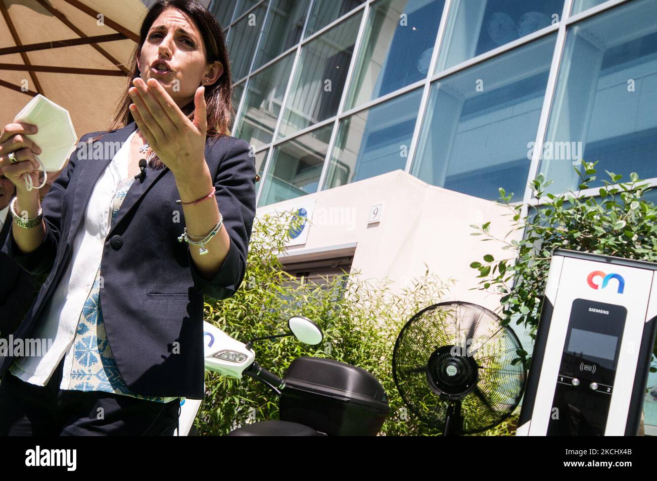 Il Sindaco di Roma Virginia Raggi partecipa all'inaugurazione del progetto pilota Charge and Share, hub per la mobilità elettrica integrata e multimediale, il 28 luglio 2021 a Roma. (Foto di Andrea Ronchini/NurPhoto) Foto Stock