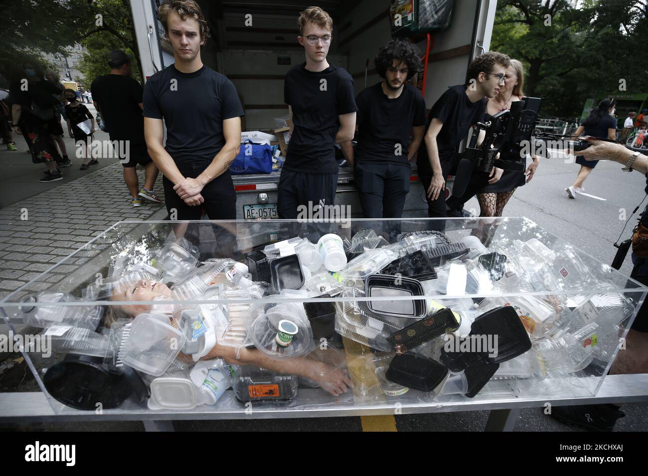 L'artista Anne-Katrin Spiess è trasportato su 5th Avenue in una bara di plastica trasparente durante una protesta per simbolizzare "Death by Plastic A Funeral Procession" il 28 luglio 2021 a New York City, USA. Il tema del rally è che “se continuiamo a usare bottiglie d’acqua usa e getta non ci sarà acqua pulita che ci sarà ancora da bere” (Foto di John Lamparski/NurPhoto) Foto Stock