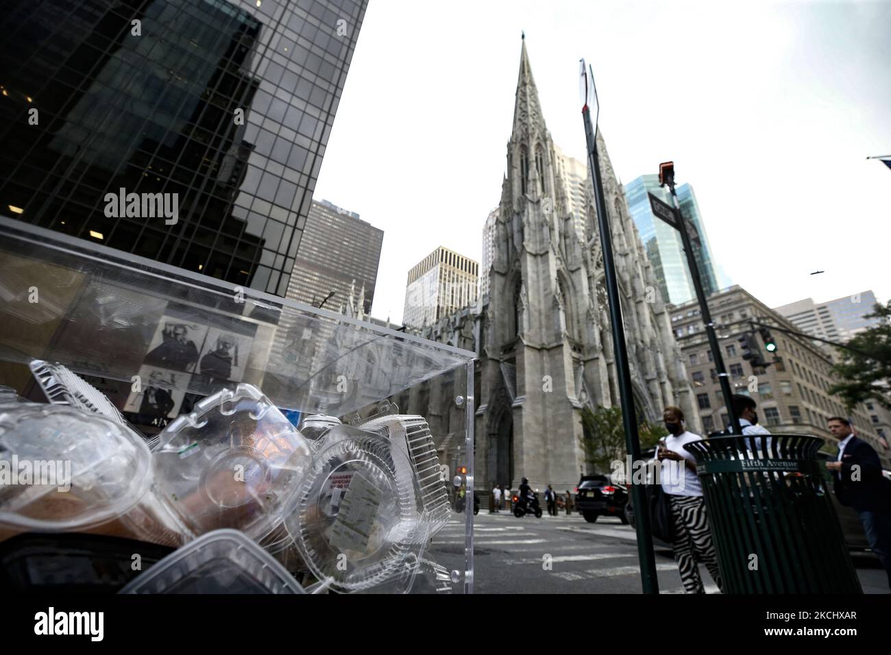 L'artista Anne-Katrin Spiess è trasportato su 5th Avenue in una bara di plastica trasparente durante una protesta per simbolizzare "Death by Plastic A Funeral Procession" il 28 luglio 2021 a New York City, USA. Il tema del rally è che “se continuiamo a usare bottiglie d’acqua usa e getta non ci sarà acqua pulita che ci sarà ancora da bere” (Foto di John Lamparski/NurPhoto) Foto Stock