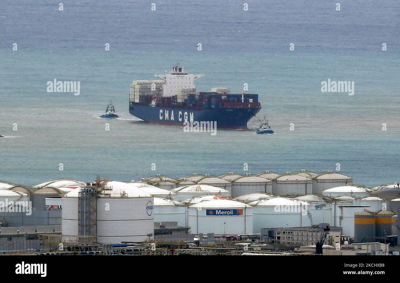 Il porto di Barcellona registra un record storico del traffico navale commerciale, con 1,8 milioni di container, il 31% in più rispetto al 2020, gravemente colpito dalla pandemia di Coronavirus. Il record è inoltre superiore del 4,2% rispetto allo stesso periodo del 2019. Nella foto, una nave portacontainer si sta dirigendo verso la zona di scarico, a Barcellona il 28th luglio 2021. -- (Foto di Urbanandsport/NurPhoto) Foto Stock