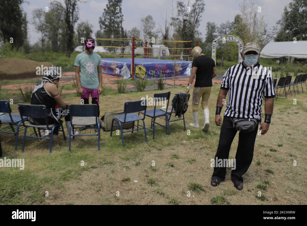 Un arbitro prima di una partita di wrestling professionale, in cui diversi gladiatori vanno testa a testa in un anello presso l'Embarcadero Puente de Urrutia a Xochimilco, Città del Messico, al fine di generare reddito per sopravvivere durante l'emergenza sanitaria COVID-19 e il semaforo epidemiologico arancione nella capitale. (Foto di Gerardo Vieyra/NurPhoto) Foto Stock