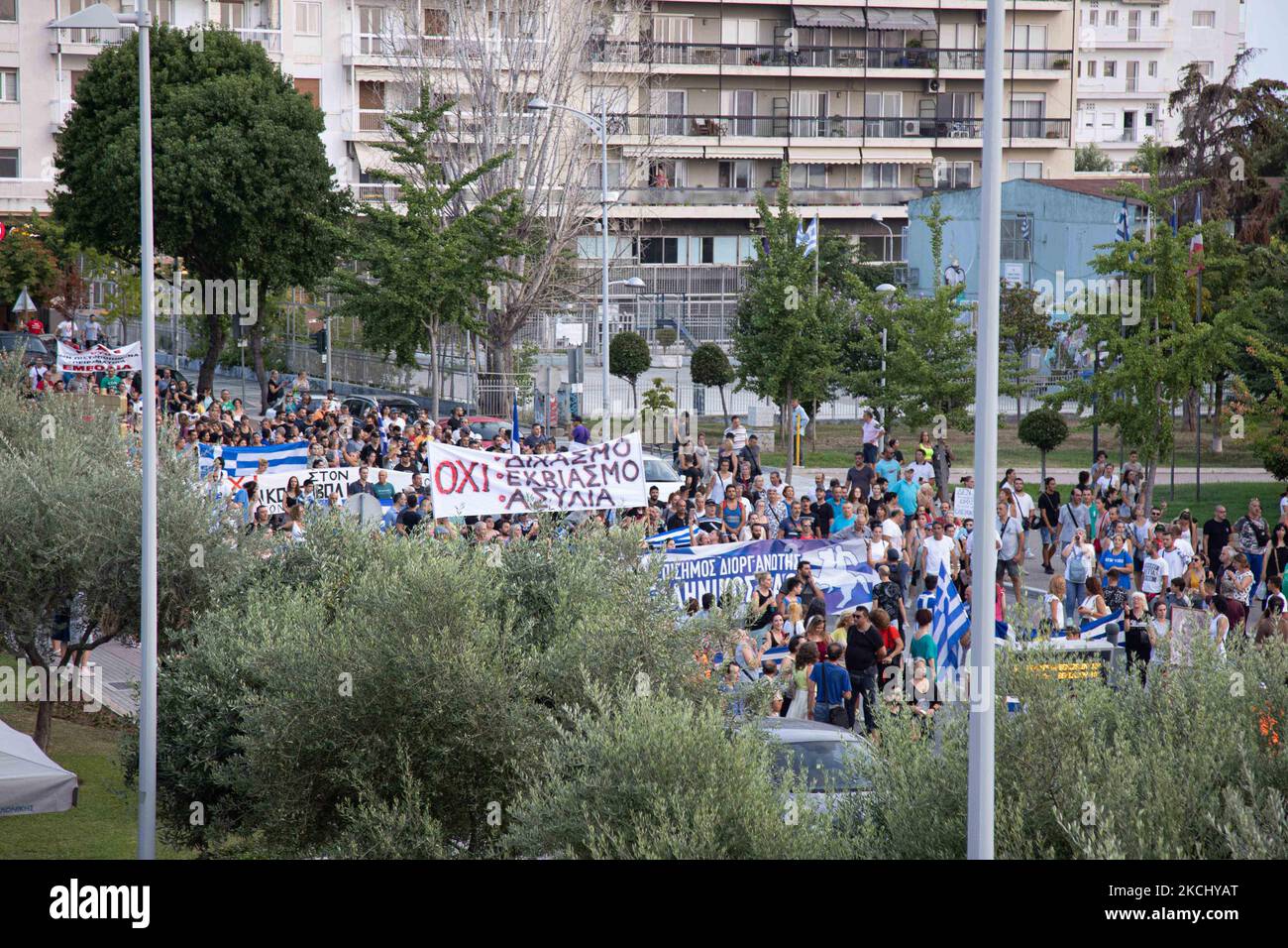 Centinaia di persone, meno del grande raduno precedente, si vedono alla dimostrazione contro il vaccino obbligatorio che si è tenuta a Salonicco in Grecia mercoledì 28 luglio 2021. Una settimana dopo la massiccia protesta contro la vaccinazione obbligatoria, la campagna anti-vaxx continua con un grande gruppo che protesta nelle strade della città di Salonicco. La protesta è stata organizzata attraverso i social media da credenti anti-vaccinazioni. Secondo il gruppo hanno partecipato più di 5000 persone, mentre la polizia ha stimato ufficiosamente circa 2,000 persone che hanno partecipato alla manifestazione. Come il Foto Stock