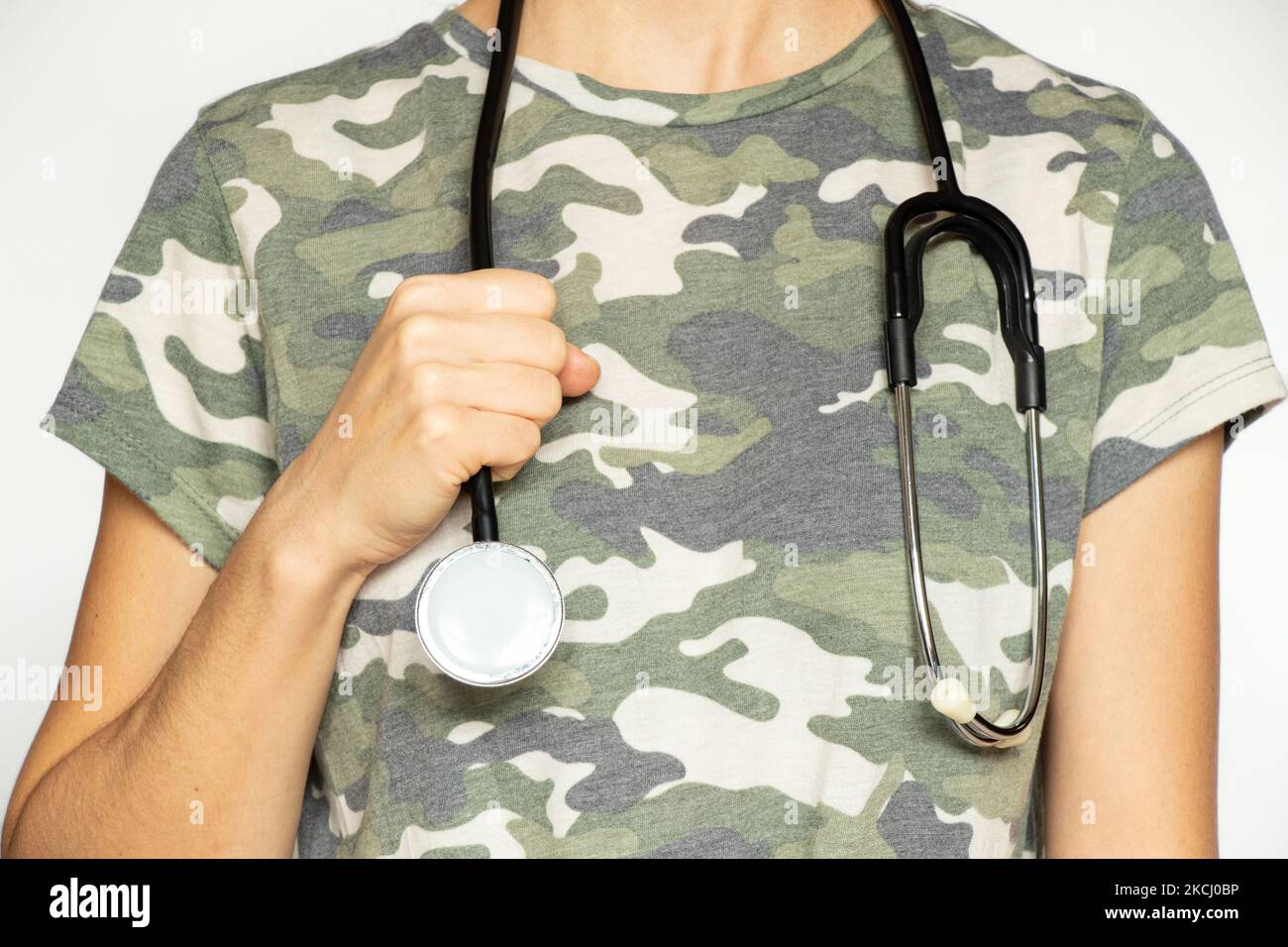 Infermiera militare con stetoscopio su sfondo isolato, militare Foto Stock