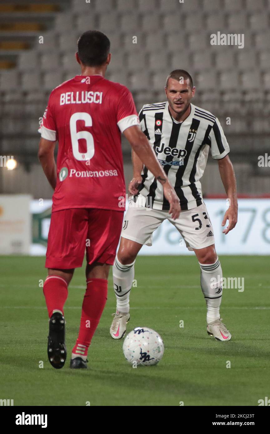 Giuseppe Bellusci dell'AC Monza (L) e Andrea Brighenti della JUVENTUS FC (R) in azione durante l'amichevole incontro pre-stagionale tra l'AC Monza e la Juventus - Trofeo Berlusconi 2021 - allo Stadio Brianteo il 31 luglio 2021 a Monza, Italia. (Foto di Mairo Cinquetti/NurPhoto) Foto Stock