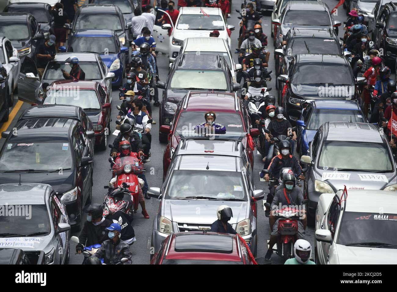 I manifestanti anti anti-governativi bloccano una strada con automobili e motociclette mentre partecipano a un rally di 'auto mob' lungo diverse strade di Bangkok, Thailandia, 01 agosto 2021. (Foto di Anusak Laowilas/NurPhoto) Foto Stock