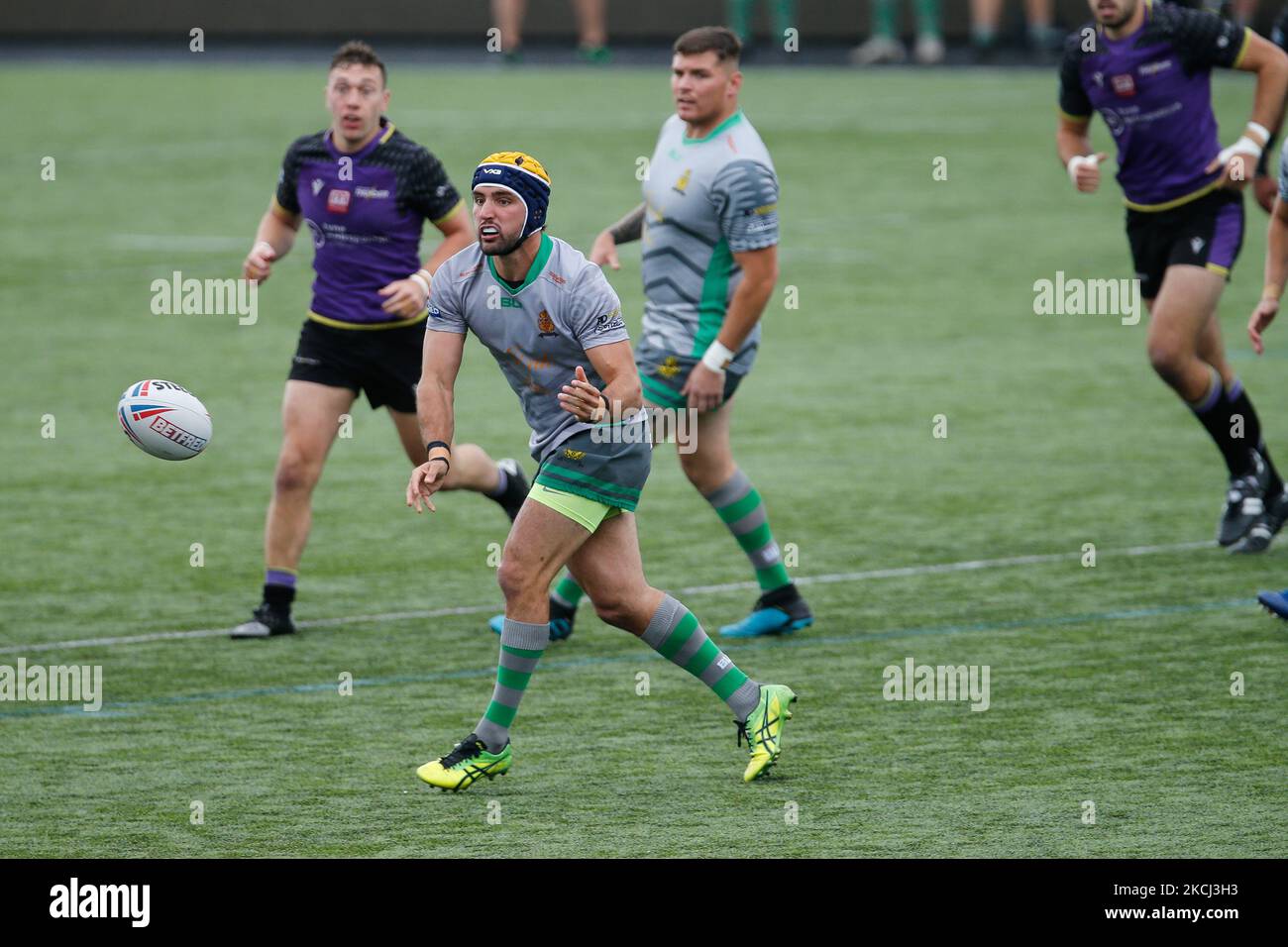 Louis Jouffret di Whitehaven spara un pass durante la partita di campionato TRA Newcastle Thunder e Whitehaven RLFC a Kingston Park, Newcastle, domenica 1st agosto 2021. (Foto di Chris Lishman/MI News/NurPhoto) Foto Stock