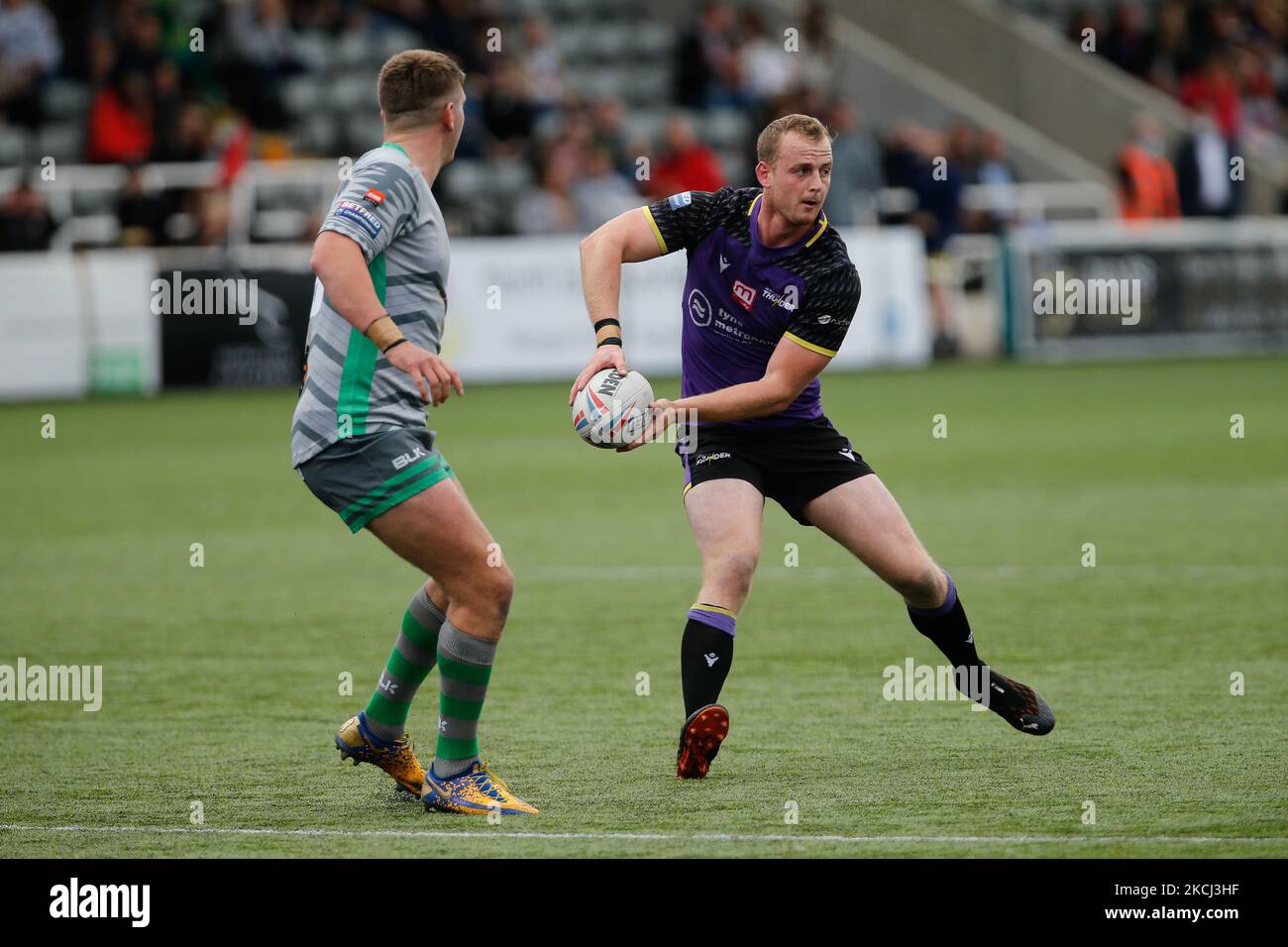 Josh Woods of Newcastle Thunder cerca di scaricarsi durante la partita di campionato TRA Newcastle Thunder e Whitehaven RLFC a Kingston Park, Newcastle, domenica 1st agosto 2021. (Foto di Chris Lishman/MI News/NurPhoto) Foto Stock