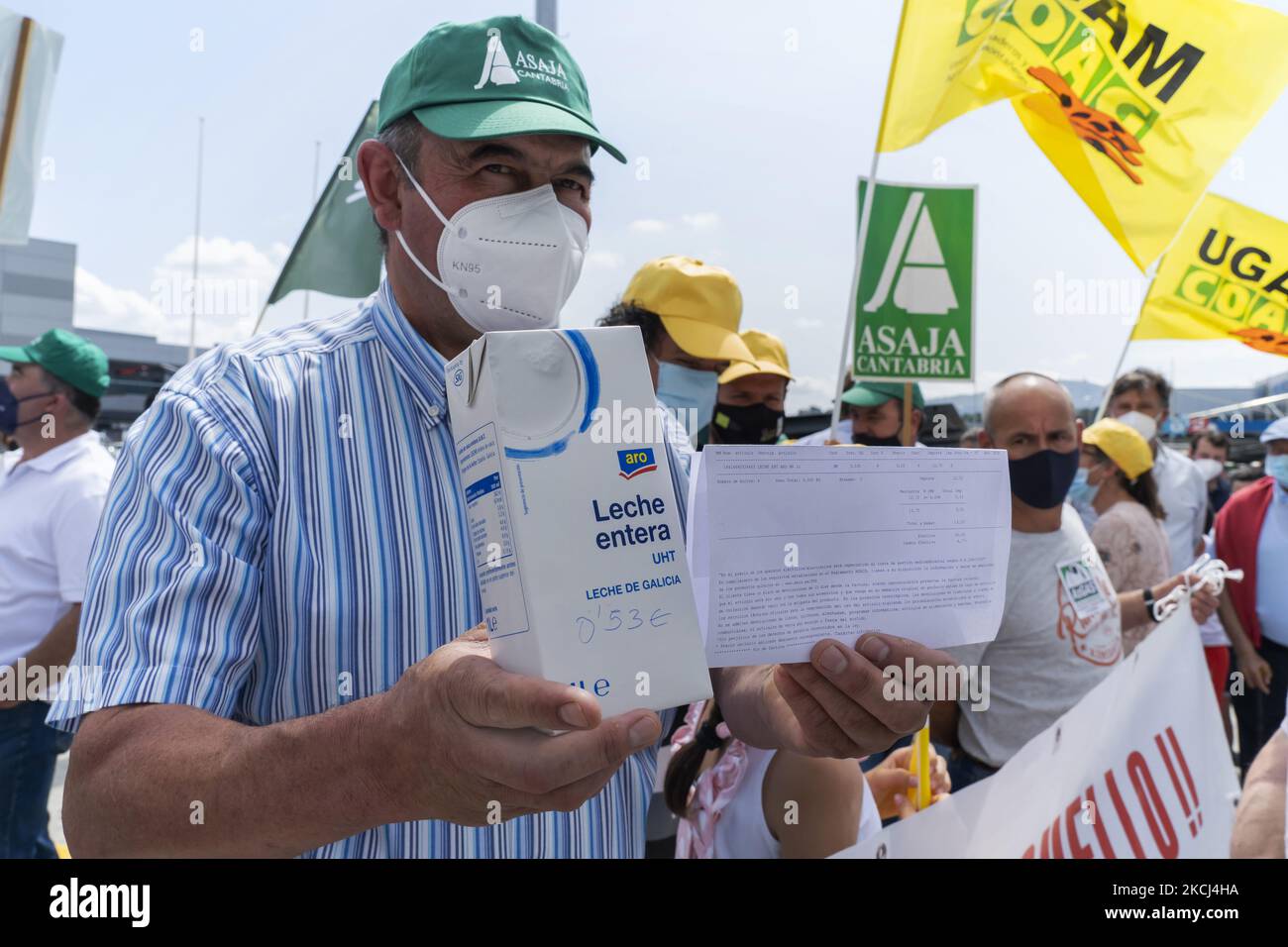 Un agricoltore mostra una scatola di latte e la relativa fattura che il supermercato vende per 0,53 euro, un prezzo considerato in perdita, durante la protesta degli agricoltori a Santander. SANTANDER 08-02-2021 (Foto di Joaquin Gomez Sastre/NurPhoto) Foto Stock