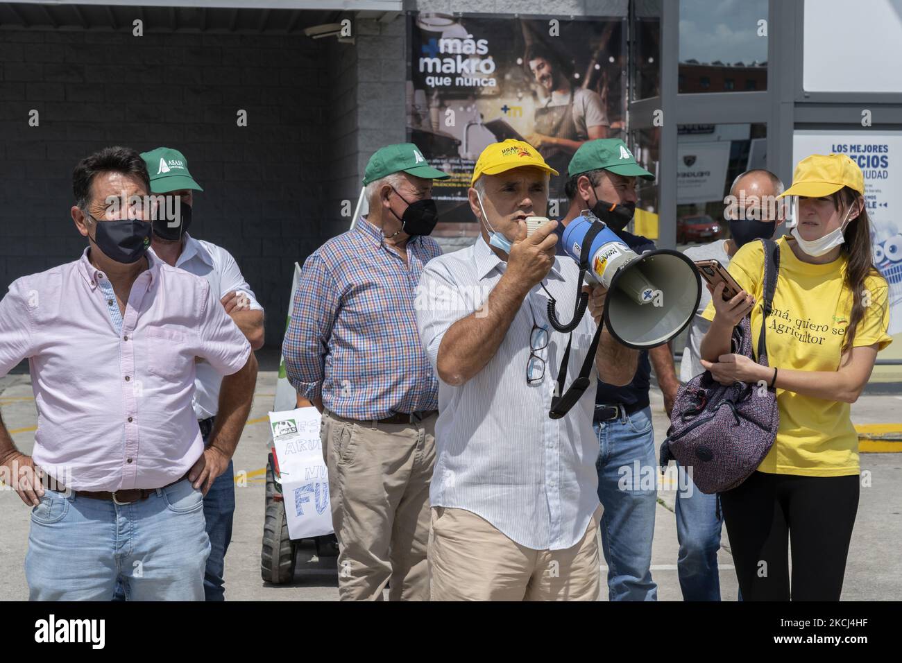 Un agricoltore grida slogan attraverso un megafono in modo che paghino loro un prezzo equo per il loro latte, durante la protesta che hanno effettuato nel centro commerciale Makro a Santander. SANTANDER 08-02-2021 (Foto di Joaquin Gomez Sastre/NurPhoto) Foto Stock