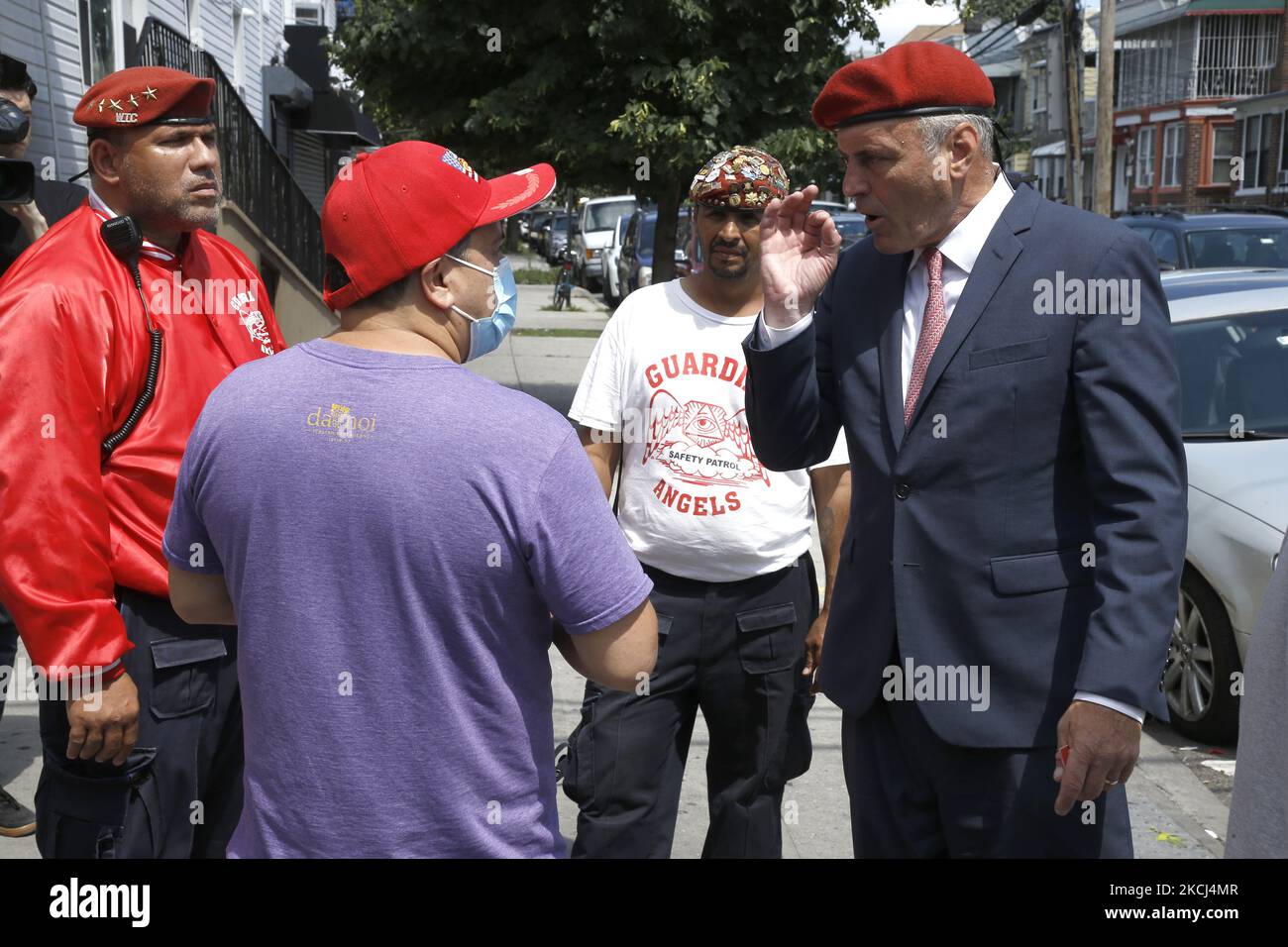 Il candidato Mayoral Curtis Sliwa e gli Angeli Guardiani si incontrano con i residenti locali dopo una conferenza stampa in cui egli accusa l'attuale amministrazione per la mancanza di azioni nella lotta contro le sparatorie a gang in relazione all'immigrazione clandestina il 2 agosto; 2021 nella sezione Corona di Queens, un quartiere di New York City, USA. Sliwa ha discusso l'importanza di ripristinare l'unità di banda NYPD recentemente smantellata e di aumentare la cooperazione tra varie agenzie federali e il Dipartimento di polizia di New York City. Altri problemi includono mantenere intatto il database dei membri di Gang, cancellare i graffiti di Gang e non salvare Foto Stock