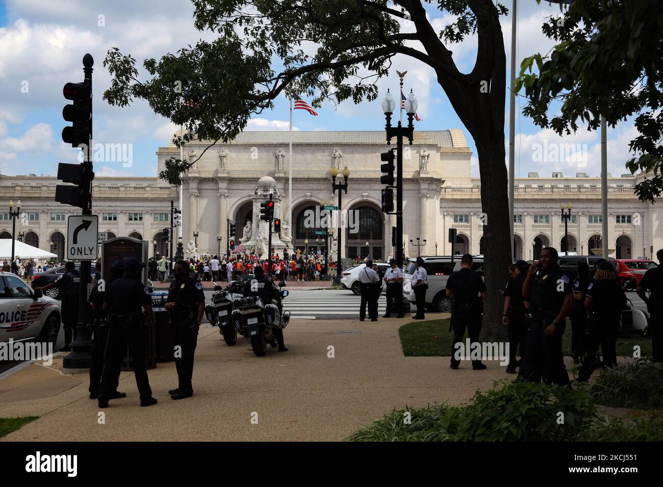 La polizia guarda come la gente si raduna alla Campagna dei poveri Lunedi morale dimostrazione e civile disobbedienza azione presso Union Station a Washington, D.C. il 2 agosto 2021 (Foto di Bryan Olin Dozier/NurPhoto) Foto Stock