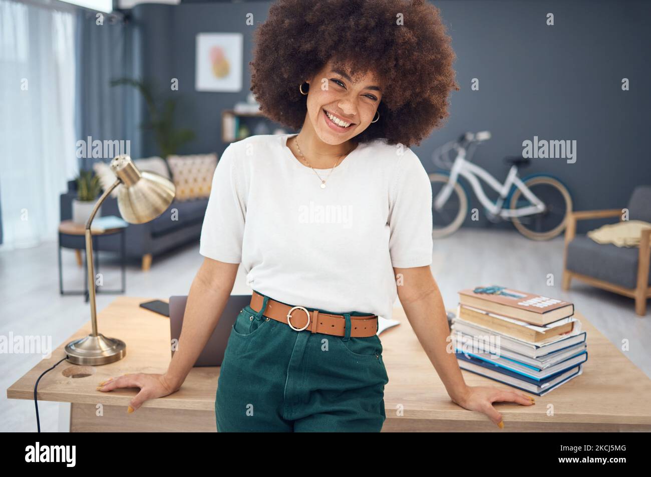 Ritratto, donna nera e felice nel suo ufficio a casa, relax e sorriso e salotto di lavoro. Donna, freelance e imprenditore entusiasta di remoto Foto Stock