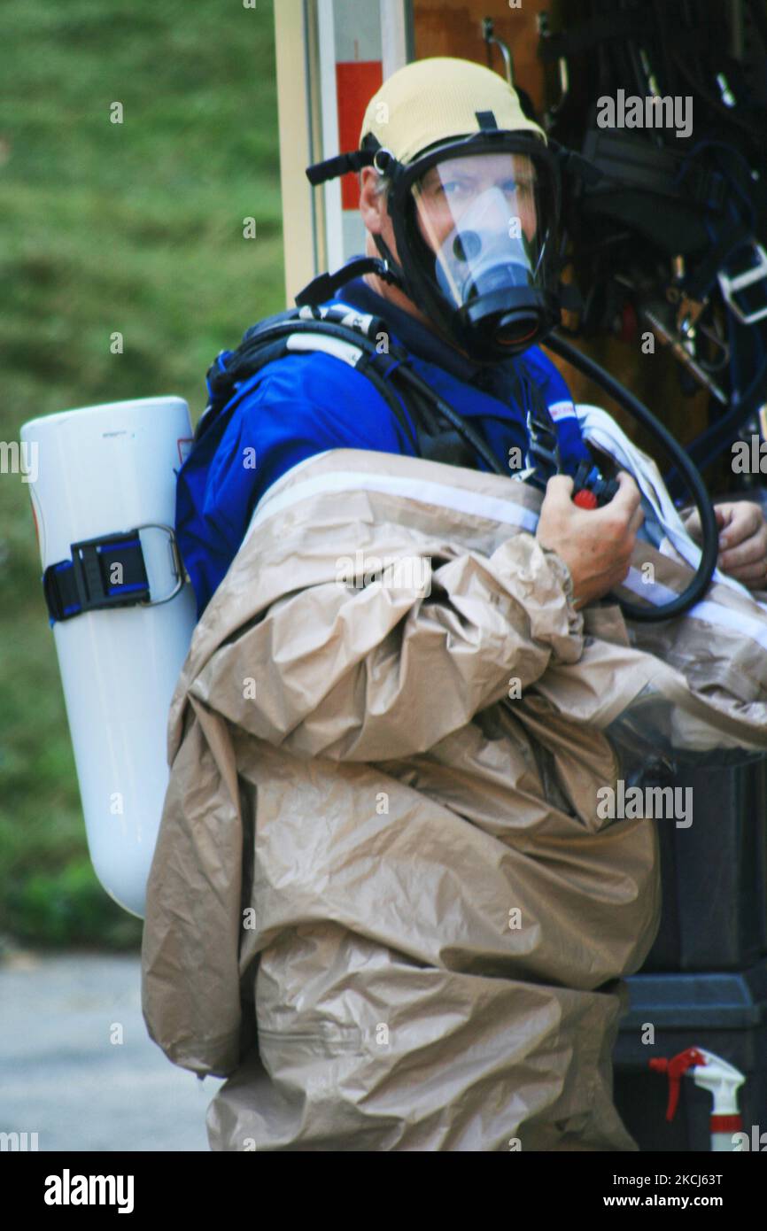 Materiali pericolosi l'operaio di risposta di emergenza si adatta mentre risponde ad una chiamata per ripulire una perdita chimica pericolosa a Toronto, Ontario, Canada, il 24 settembre 2008. (Foto di Creative Touch Imaging Ltd./NurPhoto) Foto Stock