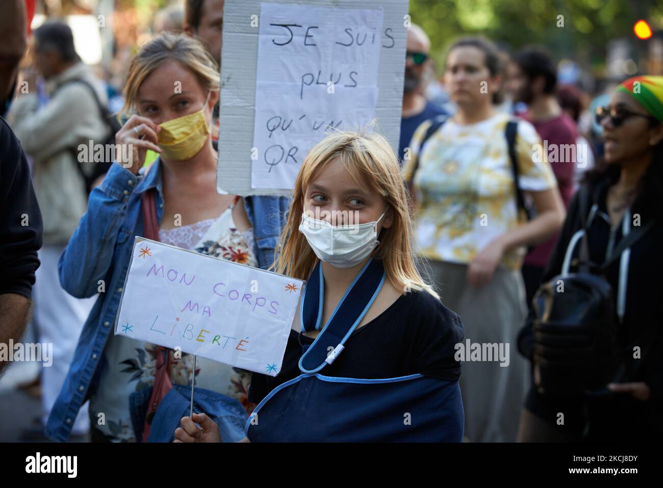 Una giovane donna tiene un cartello con la scritta "il mio corpo, la mia libertà" durante la marcia. Centinaia di manifestanti sono scesi in piazza a Tolosa contro la vaccinazione quasi obbligatoria e contro il pass sanitario dopo il discorso di Macron del 12th luglio. Hanno protestato per inviare un messaggio al Consiglio costituzionale che prenderà posizione sulla costituzionalità del pass sanitario COVID-19 il 5th agosto. Il 12th luglio, Macron ha annunciato che il tessera sanitaria sarà obbligatoria per andare in luoghi pubblici come caffè, teatri, sala concerti, cinema, centri commerciali, trasporti pubblici, piscine pubbliche, e. Foto Stock