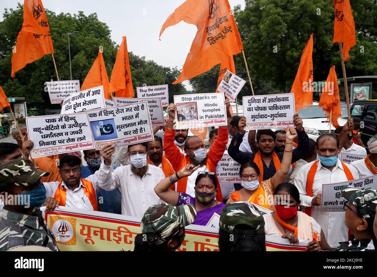Gli attivisti del fronte indù Unito tengono cartelli e grida slogan durante una manifestazione contro la demolizione di un tempio indù nella provincia orientale del Punjab, al di fuori dell'alta commissione pakistana a Nuova Delhi il 6 agosto 2021. (Foto di Mayank Makhija/NurPhoto) Foto Stock