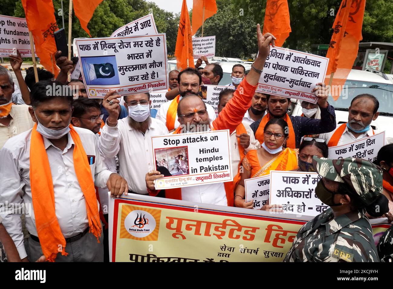 Gli attivisti del fronte indù Unito tengono cartelli e grida slogan durante una manifestazione contro la demolizione di un tempio indù nella provincia orientale del Punjab, al di fuori dell'alta commissione pakistana a Nuova Delhi il 6 agosto 2021. (Foto di Mayank Makhija/NurPhoto) Foto Stock