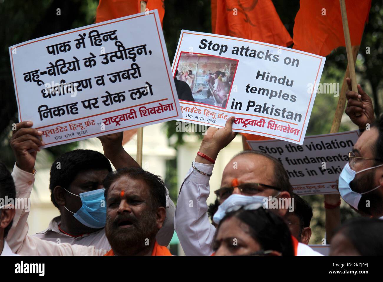 Un attivista del fronte indù Unito tiene un cartello mentre grida slogan durante una manifestazione contro la demolizione di un tempio indù nella provincia orientale del Pakistan del Punjab, al di fuori dell'alta commissione pakistana a Nuova Delhi il 6 agosto 2021. (Foto di Mayank Makhija/NurPhoto) Foto Stock