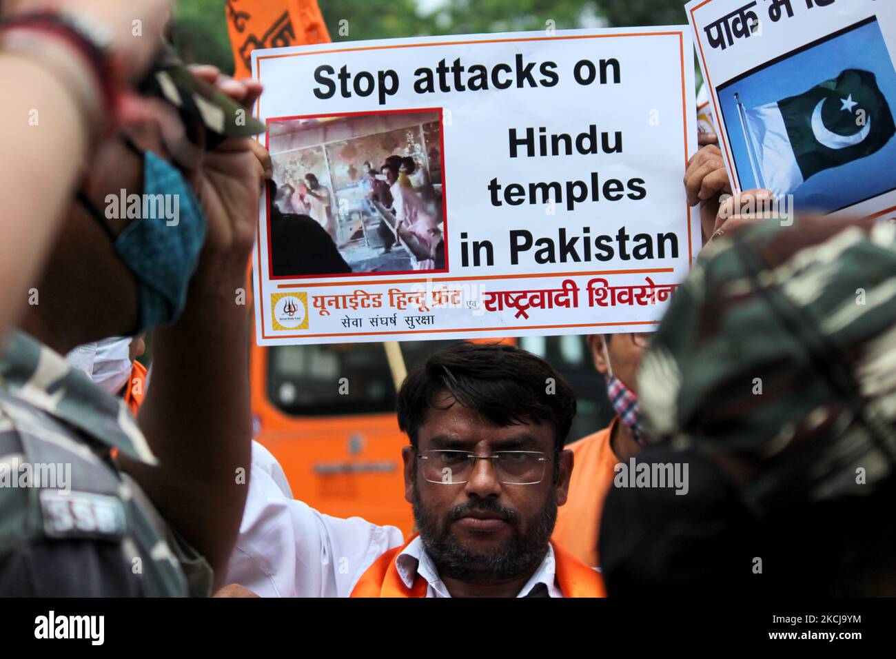 Un attivista del fronte indù Unito tiene un cartello mentre grida slogan durante una manifestazione contro la demolizione di un tempio indù nella provincia orientale del Pakistan del Punjab, al di fuori dell'alta commissione pakistana a Nuova Delhi il 6 agosto 2021. (Foto di Mayank Makhija/NurPhoto) Foto Stock