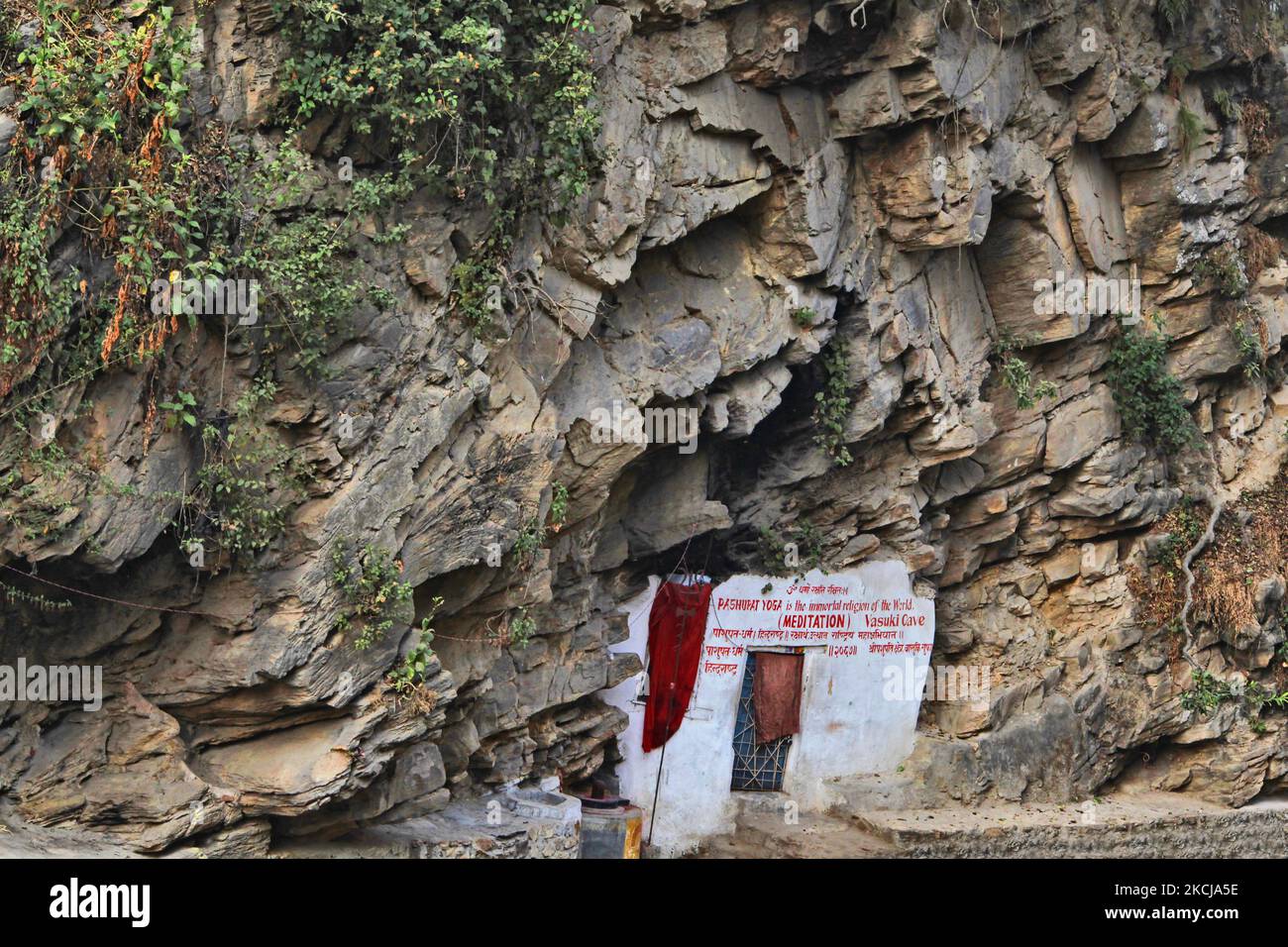 Ingresso alla grotta Vasuki, situata nel profondo della scogliera rocciosa lungo il fiume Bagmati a Pashupatinath a Kathmandu, Nepal, 05 dicembre 2011. La grotta Vasuki è utilizzata dal sadhus (uomini santi indù) per le pratiche di yoga e meditazione Pashupat. È un luogo spirituale santo, usato per riflettere e per rafforzare il legame tra l'uomo e Dio. Il complesso di Pashupatinath è il sito indù più sacro del Nepal. (Foto di Creative Touch Imaging Ltd./NurPhoto) Foto Stock