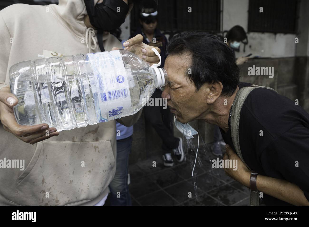 I manifestanti sono stati feriti da proiettili di gomma e gas lacrimogeni il 7 agosto 2021 a Bangkog, Thailandia. (Foto di Atiwat Siltamethanont/NurPhoto) Foto Stock