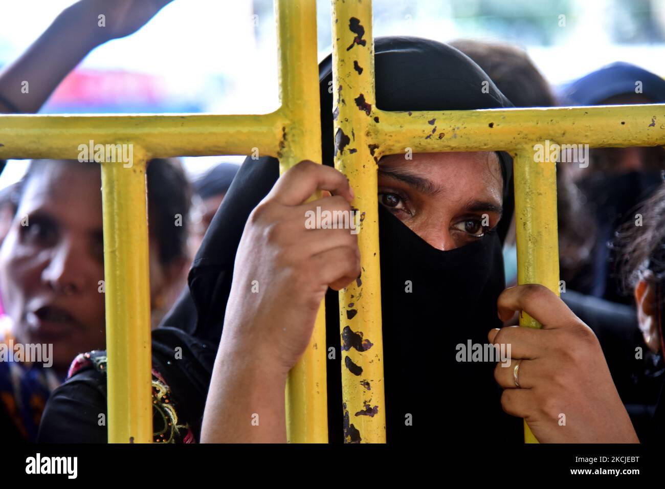 Le donne si sono riunite per ricevere un colpo del vaccino Mordana COVID19 durante una campagna di vaccinazione di massa presso un centro di vaccinazione a Dhaka, Bangladesh, 9 agosto 2021 (Foto di Mamunur Rashid/NurPhoto) Foto Stock