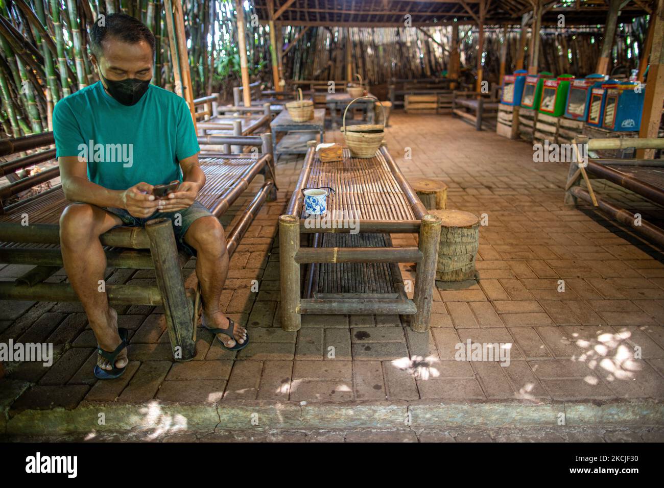 EKO SULISTYANTO co-proprietario di Tuman Restaurant sta aspettando che i clienti vengano. Lo stallo alimentare di Tuman nel Tangerang meridionale, Banten, Indonesia ha registrato un calo del reddito fino al 40% a causa delle restrizioni sulle attività comunitarie che il governo continua a imporre per prevenire la diffusione del covid19. I nuovi decessi per COVID-19 in Indonesia sono rimasti i più alti al mondo negli ultimi 2 mesi. Il 10 agosto 2021 a Tangerang Sud, Banten, Indonesia. (Foto di Donal Husni/NurPhoto) Foto Stock