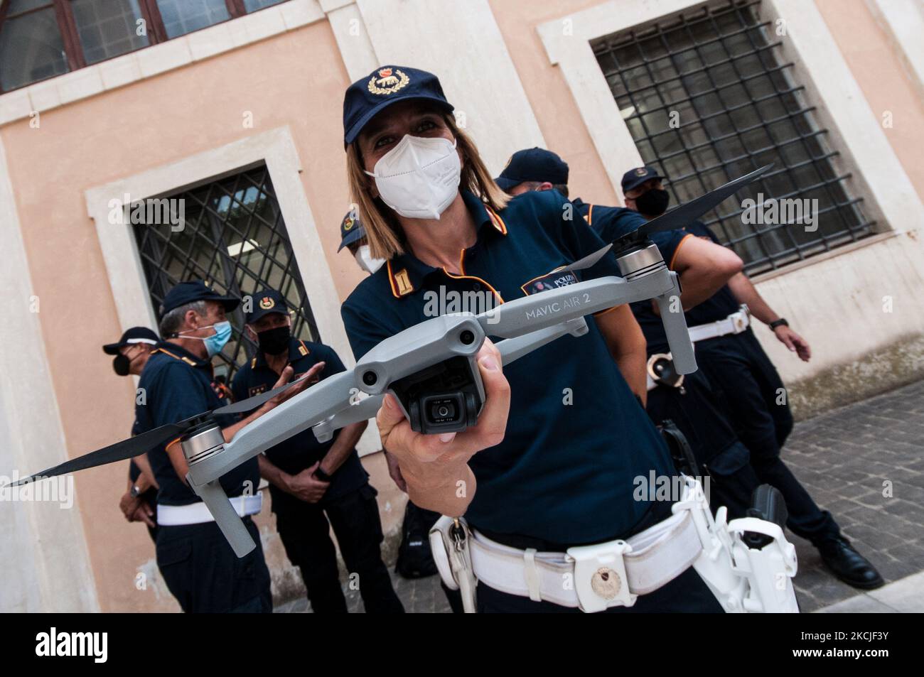 La polizia locale Roma capitale è stata potenziata dotando gli ufficiali di aerei pilotati a distanza, droni. Lo scopo del progetto è rafforzare le attività di controllo nell'area e combattere fenomeni quali reati ambientali, insediamenti e discariche illegali e altre attività illegali ad alto impatto ambientale e urbano. Il 10 agosto 2021 a Roma. (Foto di Andrea Ronchini/NurPhoto) Foto Stock