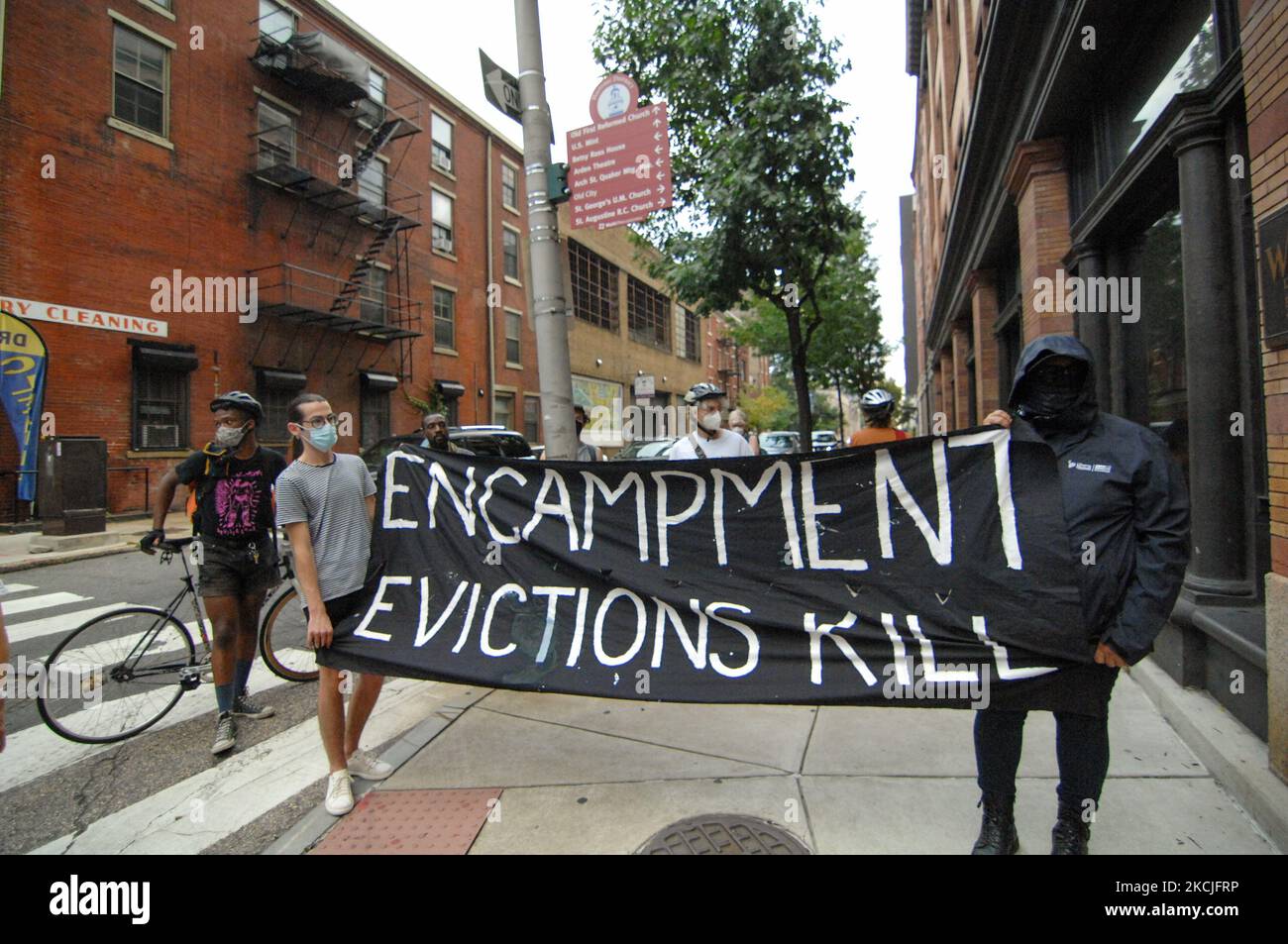 I manifestanti hanno una bandiera per sottolineare il reale effetto della politica di Filadelfia di spazzare gli accampamenti dei senzatetto, a Filadelfia, PA, il 10 agosto 2021. (Foto di Cory Clark/NurPhoto) Foto Stock