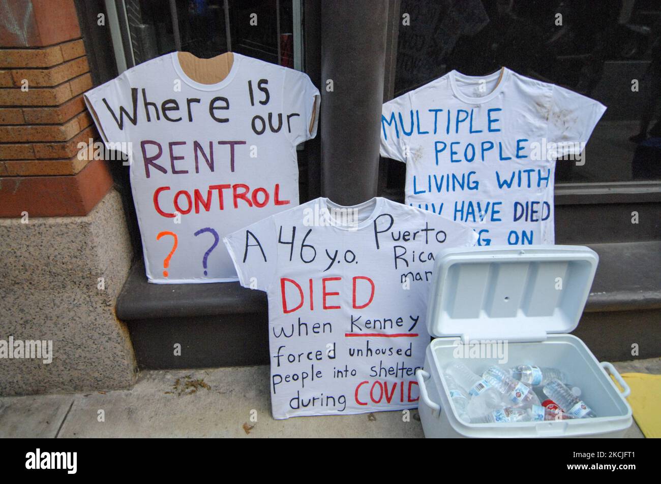 I manifestanti usano le camicie come segnali di protesta per rappresentare le vite umane perse a causa delle politiche abitative del sindaco Jim Kenney, a Filadelfia, PA, il 10 agosto 2021. (Foto di Cory Clark/NurPhoto) Foto Stock