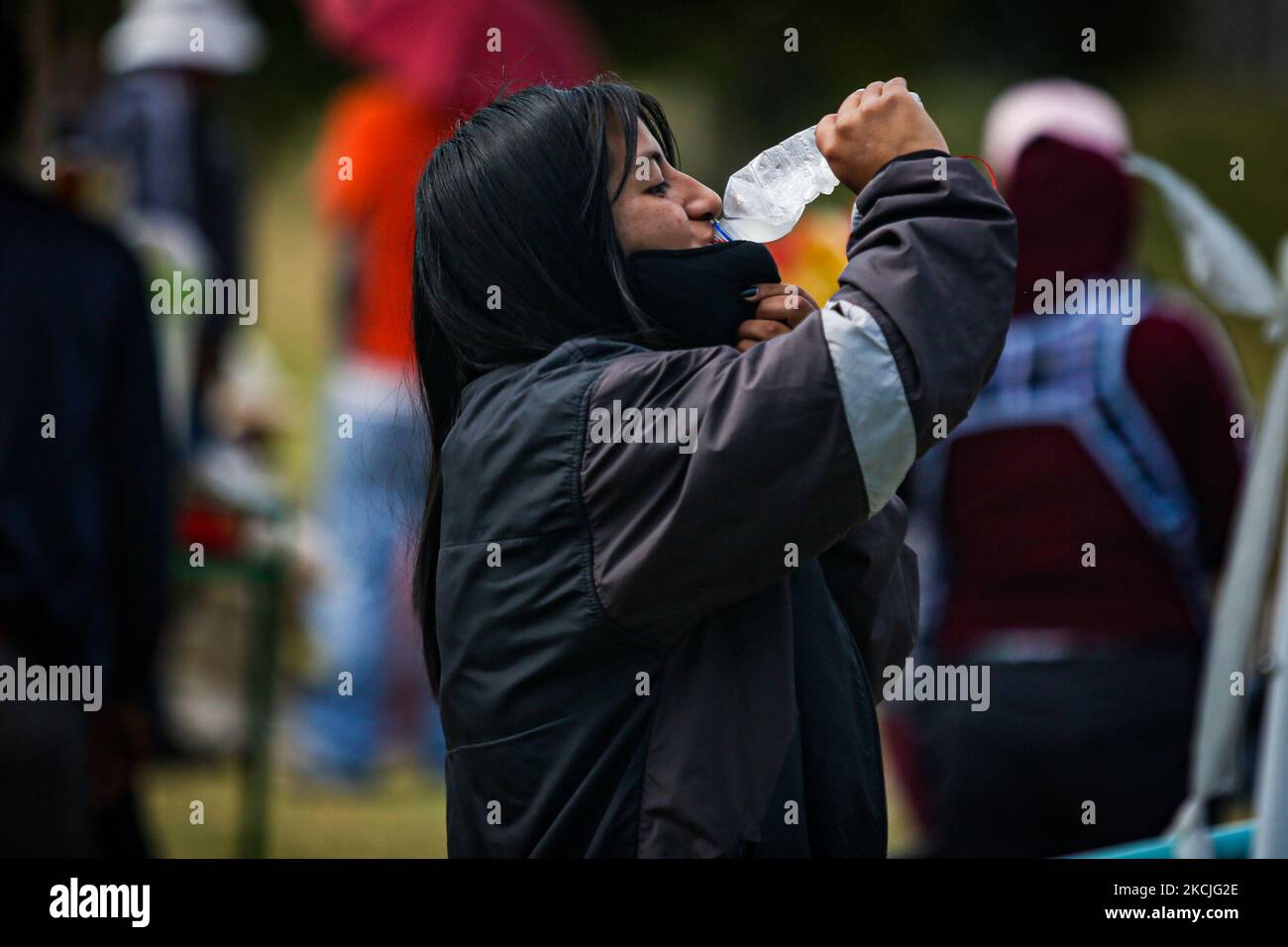 Diversi cittadini il 10 agosto 2021 a Quito, in Ecuador, protestano per e contro l'attuale sindaco Jorge Yunda. Il buon maestro è in vari procedimenti legali per uso improprio della sua amministrazione nel comune di Quito. (Foto di Rafael Rodriguez/NurPhoto) Foto Stock