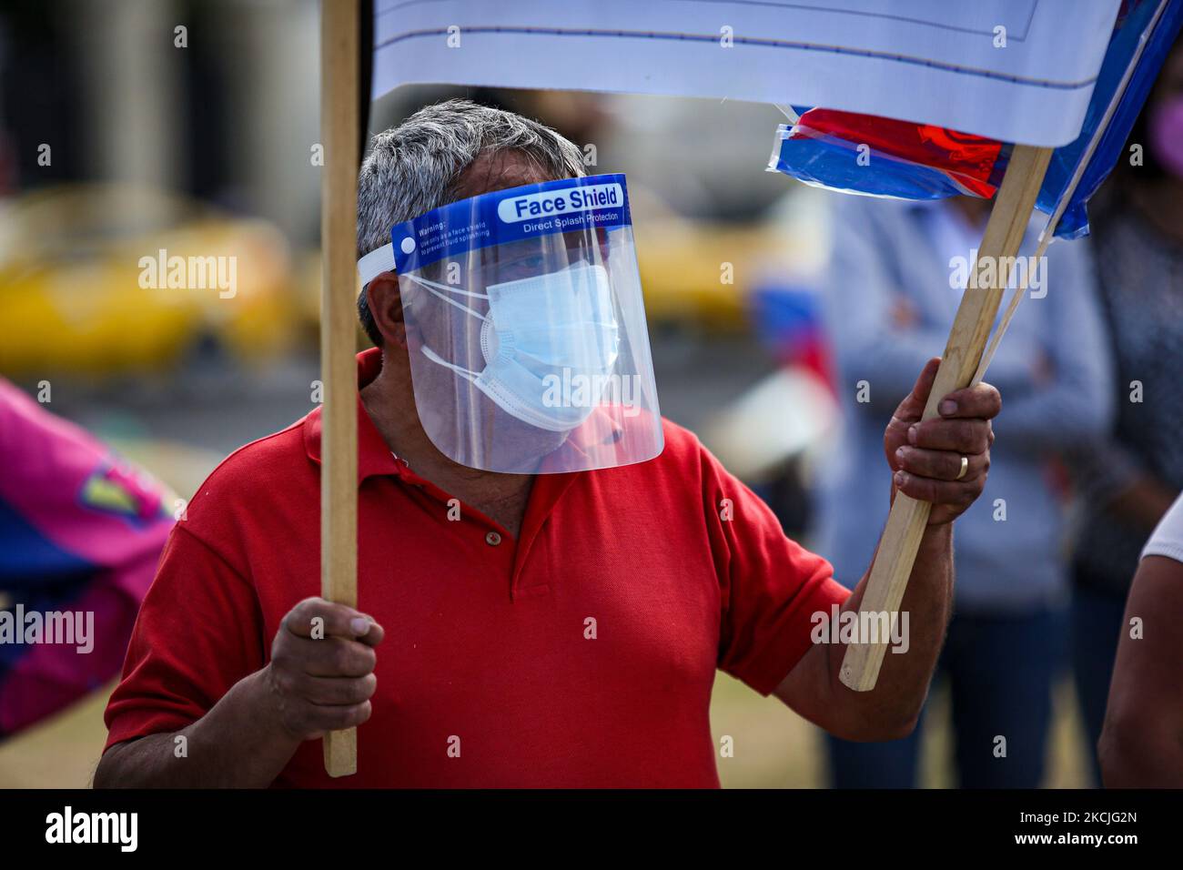 Diversi cittadini il 10 agosto 2021 a Quito, in Ecuador, protestano per e contro l'attuale sindaco Jorge Yunda. Il buon maestro è in vari procedimenti legali per uso improprio della sua amministrazione nel comune di Quito. (Foto di Rafael Rodriguez/NurPhoto) Foto Stock