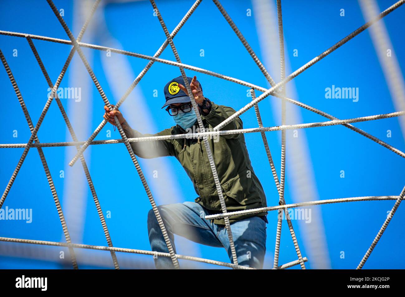 Diversi cittadini il 10 agosto 2021 a Quito, in Ecuador, protestano per e contro l'attuale sindaco Jorge Yunda. Il buon maestro è in vari procedimenti legali per uso improprio della sua amministrazione nel comune di Quito. (Foto di Rafael Rodriguez/NurPhoto) Foto Stock