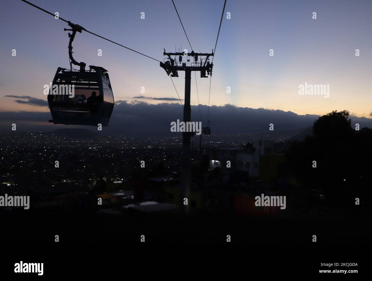 Vista aerea dell'alba durante il funzionamento della linea 2 del Cablebus che corre dalla stazione della metropolitana Constitución de 1917 alla stazione della metropolitana Santa Marta a Iztapalapa, Città del Messico. (Foto di Gerardo Vieyra/NurPhoto) Foto Stock