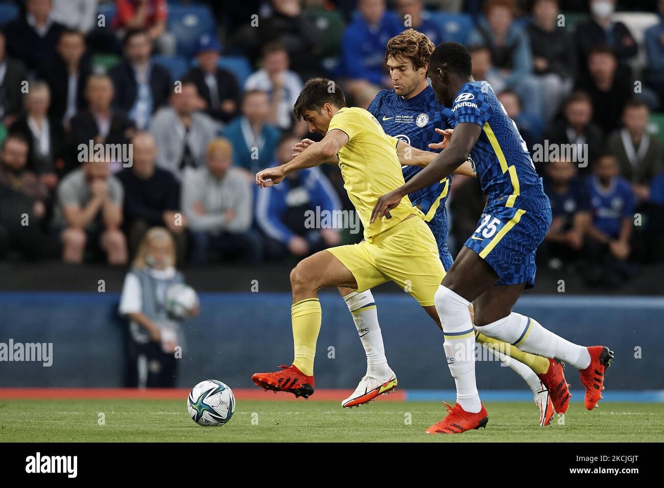 Gerard Moreno di Villarreal e Marcos Alonso di Chelsea si sono sfidati per la palla durante la partita finale della Coppa Super UEFA tra Chelsea CF e Villarreal CF a Windsor Park il 11 agosto 2021 a Belfast, Irlanda del Nord. (Foto di Jose Breton/Pics Action/NurPhoto) Foto Stock