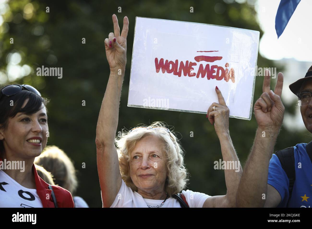 Una donna ha in mano un segno con le parole 'Free media' a Varsavia, Polonia, il 11 agosto 2021. Diverse dozzine di persone hanno partecipato a un raduno davanti al parlamento durante una votazione su un nuovo disegno di legge che limiterà la proprietà straniera delle società di media. I critici sostengono che l’approvazione del progetto di legge significherà la fine dei media indipendenti in Polonia. L'emittente TVN DI PROPRIETÀ DEGLI STATI UNITI sta facendo domanda per il rinnovo della sua licenza che scade a settembre, ma teme che la sua proprietà negli Stati Uniti possa intralci e che il governo polacco acquisti le azioni attualmente possedute da Discovery Networks. (Foto di Str/NurPhoto) Foto Stock