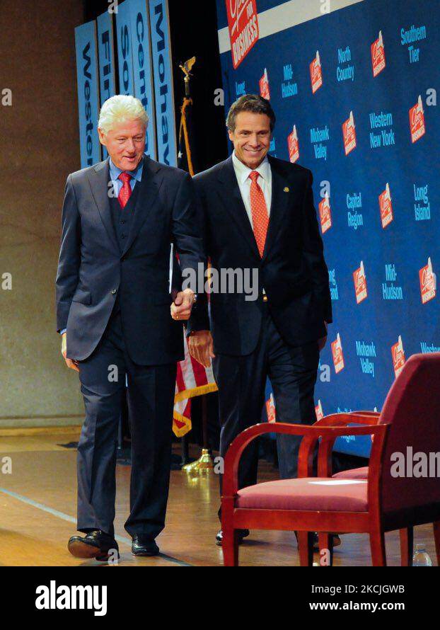 File Foto del Governatore Cuomo ospita il Presidente Clinton per il discorso di apertura al New York Open for Business Statewell Conference il 27 2011 settembre presso l'Empire state Plaza Convention Center Albany NY (Foto di Shannon De celle/NurPhoto) Foto Stock